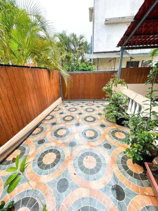 Corner House, Lonavla By Meheru-4 Bhk Villa With Pool Kültér fotó